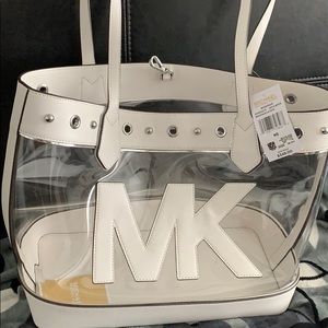 I’m selling MK purse